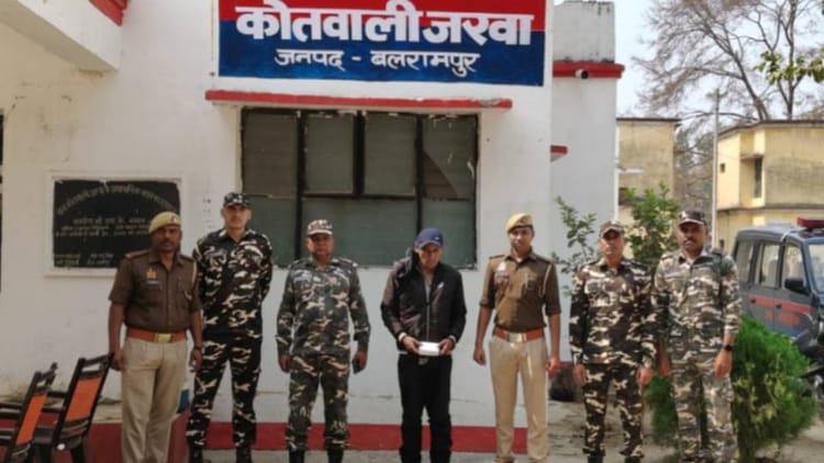 UP News: - UP News: भारत का आधार कार्ड और नेपाल का नागरिकता प्रमाण पत्र, सीमा पर दोहरी पहचान वाला युवक गिरफ्तार; केस दर्ज