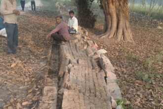 Bareilly - Bareilly News: शाही इलाके में माहौल बिगाड़ने की कोशिश, खुराफातियों ने गिराई कब्रिस्तान की बाउंड्री वॉल