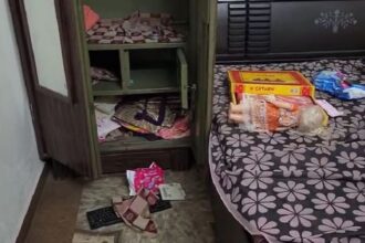 Aligarh - Aligarh News: होली खेलने के बहाने घुसे घर में, स्क्रैप कारोबारी दंपती को बंधक बनाकर लाखों की डकैती