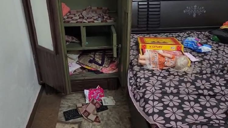 Aligarh - Aligarh News: होली खेलने के बहाने घुसे घर में, स्क्रैप कारोबारी दंपती को बंधक बनाकर लाखों की डकैती