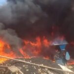 Hathras - Hathras News: रबर फैक्टरी में लगी भीषण आग, मची अफरा-तफरी, लाखों का माल जलकर राख