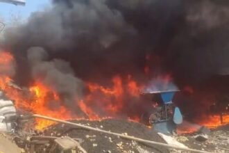 Hathras - Hathras News: रबर फैक्टरी में लगी भीषण आग, मची अफरा-तफरी, लाखों का माल जलकर राख