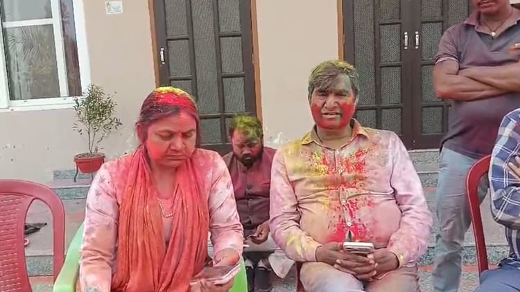 Shahjahanpur - Shahjahanpur News: होली पर भाजपा विधायक के पति पर दो युवकों ने ताना तमंचा, पूर्व विधायक के समर्थकों पर आरोप