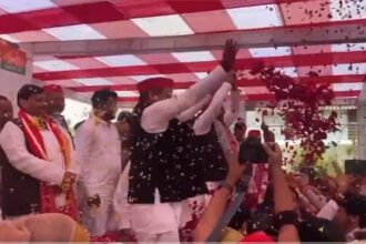 UP: अखिलेश - UP: अखिलेश यादव और डिंपल ने कार्यकर्ताओं संग खेल होली, पूर्व CM ने जंग पर जताई चिंता, बोले-सपा शांति की पक्षधर