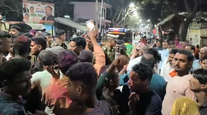 Unnao: - Unnao: जुए की पूछताछ पर युवक से अभद्रता, पुलिस और ग्रामीण भिड़े; बवाल के बाद जमकर पथराव, भारी फोर्स तैनात