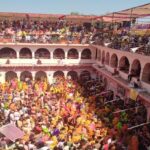 Holi - Holi 2026: नंगे बदन पर पड़ेंगे कोड़े, समाज गायन पर झूमेंगे भक्त; दाऊजी का हुरंगा देखने उमड़ा जनसैलाब