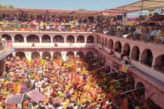 Holi - Holi 2026: नंगे बदन पर पड़ेंगे कोड़े, समाज गायन पर झूमेंगे भक्त; दाऊजी का हुरंगा देखने उमड़ा जनसैलाब