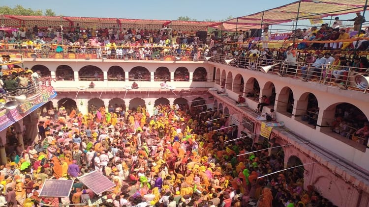 Holi - Holi 2026: नंगे बदन पर पड़ेंगे कोड़े, समाज गायन पर झूमेंगे भक्त; दाऊजी का हुरंगा देखने उमड़ा जनसैलाब