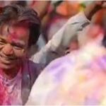 UP News: - UP News: शाहजहांपुर में अभिनेता राजपाल यादव ने अपने गांव में मनाई होली, ग्रामीणों के साथ किया डांस