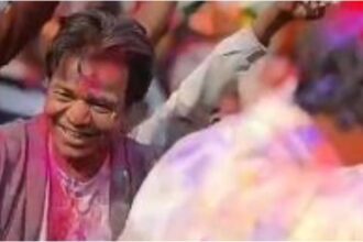 UP News: - UP News: शाहजहांपुर में अभिनेता राजपाल यादव ने अपने गांव में मनाई होली, ग्रामीणों के साथ किया डांस