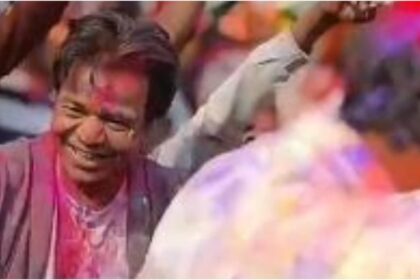 UP News: - UP News: शाहजहांपुर में अभिनेता राजपाल यादव ने अपने गांव में मनाई होली, ग्रामीणों के साथ किया डांस