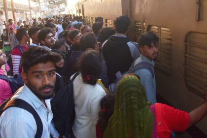 UP News: - UP News: सुस्त सर्वर ने रेलयात्रियों को किया मायूस, वापसी को नहीं मिली तत्काल की सीटें; शेयर्ड टैक्सी ही सहारा