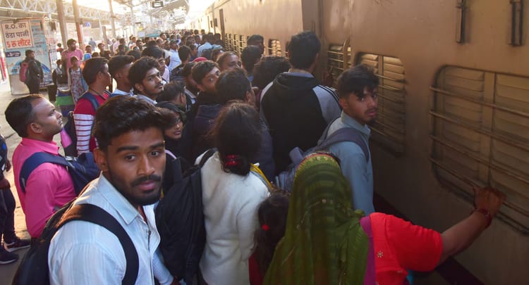 UP News: - UP News: सुस्त सर्वर ने रेलयात्रियों को किया मायूस, वापसी को नहीं मिली तत्काल की सीटें; शेयर्ड टैक्सी ही सहारा