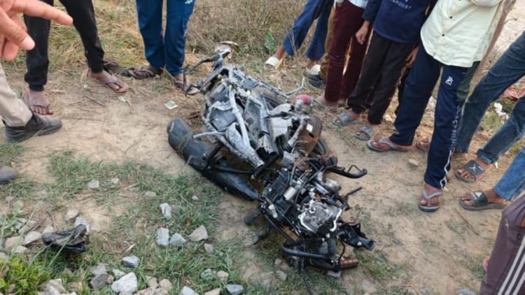 UP: अंबाला - UP: अंबाला कैंट स्पेशल ट्रेन से टकराई बाइक, इंजन में फंसकर एक किमी तक घिसटती रही; बड़ा हादसा टला