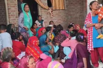 UP: मुरादाबाद - UP: मुरादाबाद के भोगपुर में दो पक्षों में पथराव, पत्थर लगने से महिला की मौत, टूट गई थी सिर की हड्डियां