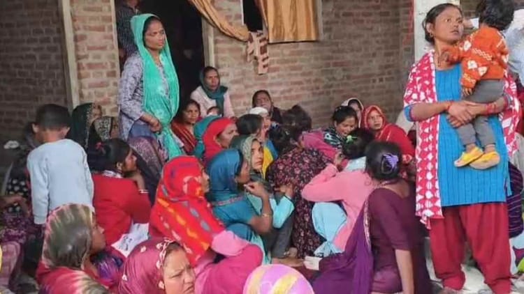 UP: मुरादाबाद - UP: मुरादाबाद के भोगपुर में दो पक्षों में पथराव, पत्थर लगने से महिला की मौत, टूट गई थी सिर की हड्डियां