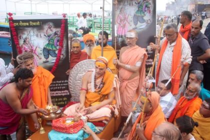 UP: शंकराचार्य - UP: शंकराचार्य ने मां गंगा का पूजन कर किया गो प्रतिष्ठा धर्मयुद्ध यात्रा का शंखनाद, आज लखनऊ के लिए कूच