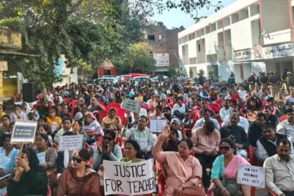 UP : - UP : टीईटी अनिवार्यता के विरोध में एकजुट हुए शिक्षक, आज से अलग-अलग जिलों में निकाला जाएगा मशाल जुलूस