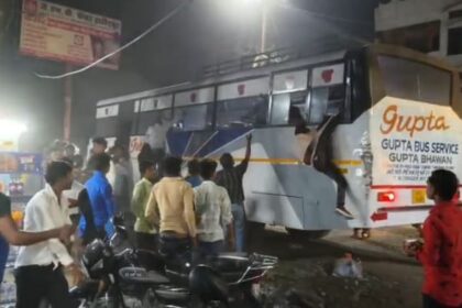Pilibhit - Pilibhit News: शॉर्ट सर्किट से निजी बस में उठा धुआं, दहशत में खिड़की से कूदे यात्री, महिला घायल; देखें वीडियो