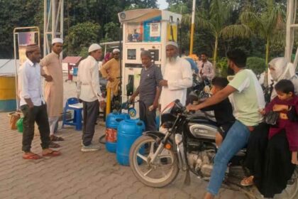 UP: मुरादाबाद - UP: मुरादाबाद में पेट्रोल पंपों पर अचानक बढ़ी डीजल-पेट्रोल की बिक्री, रेट बढ़ने की आशंका के चलते कर रहे डंप