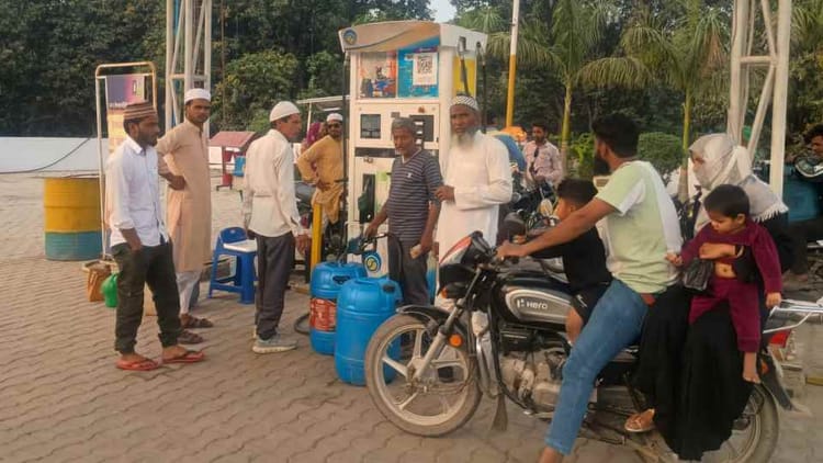 UP: मुरादाबाद - UP: मुरादाबाद में पेट्रोल पंपों पर अचानक बढ़ी डीजल-पेट्रोल की बिक्री, रेट बढ़ने की आशंका के चलते कर रहे डंप