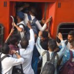 यूपी: - यूपी: होली के बाद कठिन हुई दिल्ली-मुंबई की वापसी, फ्लाइट से महंगे बिके निजी बसों के टिकट; ट्रेनों में मारामारी