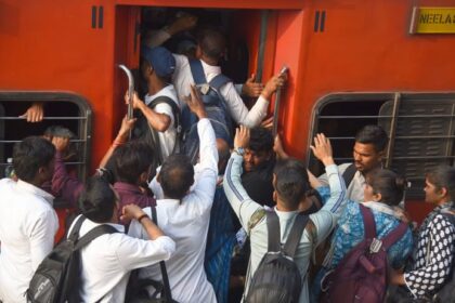 यूपी: - यूपी: होली के बाद कठिन हुई दिल्ली-मुंबई की वापसी, फ्लाइट से महंगे बिके निजी बसों के टिकट; ट्रेनों में मारामारी