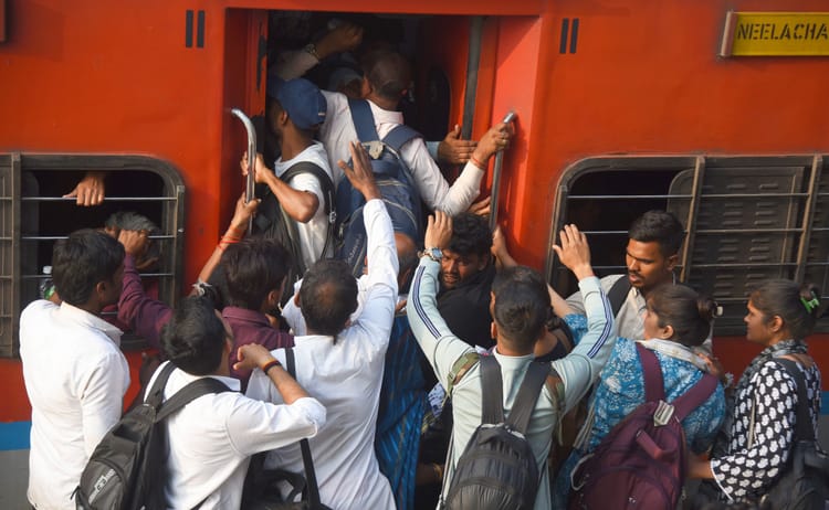 यूपी: - यूपी: होली के बाद कठिन हुई दिल्ली-मुंबई की वापसी, फ्लाइट से महंगे बिके निजी बसों के टिकट; ट्रेनों में मारामारी