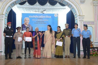 यूपी: - यूपी: महिला सशक्तीकरण में गोंडा मॉडल की सराहना, सीडीओ को मिला सम्मान; जनभवन में हुआ आयोजन