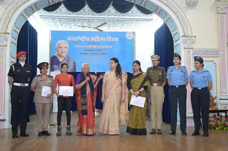 यूपी: - यूपी: महिला सशक्तीकरण में गोंडा मॉडल की सराहना, सीडीओ को मिला सम्मान; जनभवन में हुआ आयोजन