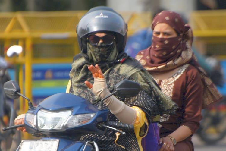 Weather: - Weather: गर्मी के तेवर हुए तीखे, पहाड़ो पर छाई धूप; उत्तर में 35 डिग्री के पार पहुंचा पारा, कब राहत की उम्मीद?