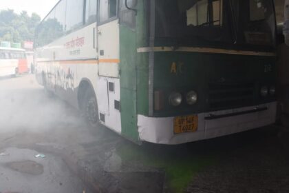 लखनऊ: - लखनऊ: एसी जनरथ के इंजन से बहने लगा कूलेंट, बस में धुंआ भरने से मचा हड़कंप; उतारे गए यात्री