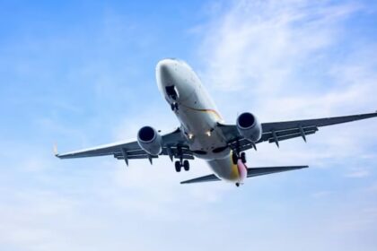 विमान - विमान के शौचालय में बीड़ी पीने लगा यात्री: मच गया हड़कंप; सुरक्षा खतरा के आरोप पर पुलिस ने दर्ज किया मामला