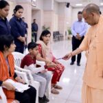 जनता - जनता दर्शन: सीएम ने बच्चे से ली पढ़ाई की जानकारी, बोले- किताबें पढ़ो, सोशल मीडिया का प्रयोग कम करो