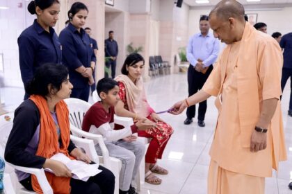 जनता - जनता दर्शन: सीएम ने बच्चे से ली पढ़ाई की जानकारी, बोले- किताबें पढ़ो, सोशल मीडिया का प्रयोग कम करो