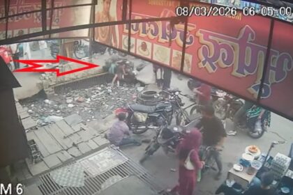 UP: खुले - UP: खुले नाले में गिरी बाइक, दो बच्चे और सवार बाल-बाल बचा; सामने आया घटना का वीडियो