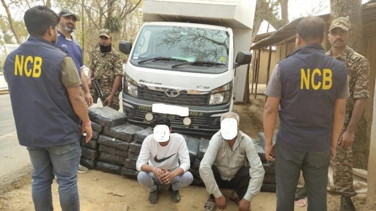 NCB: - NCB: एनसीबी ने CRPF की मदद से असम में पकड़ा 524 KG नशा, पश्चिम बंगाल भेजने की ताक में थे 2.6 करोड़ की ड्रग्स