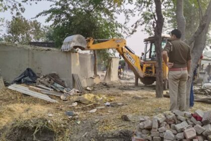 Barabanki - Barabanki News: बहुचर्चित मिथुन हत्याकांड के आरोपियों के घर चला बुलडोजर, छह मकान किए गए ध्वस्त