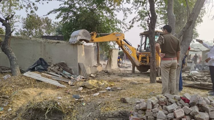 Barabanki - Barabanki News: बहुचर्चित मिथुन हत्याकांड के आरोपियों के घर चला बुलडोजर, छह मकान किए गए ध्वस्त