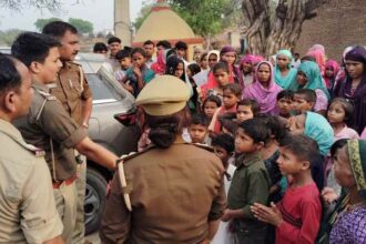 संभल: - संभल: रात में सरकारी भूमि पर लगा दी आंबेडकर की प्रतिमा, सुबह गांव में तनाव, प्रशासन ने हटवा थाने में रखवाई