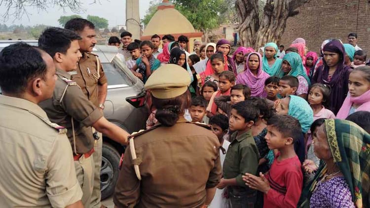 संभल: - संभल: रात में सरकारी भूमि पर लगा दी आंबेडकर की प्रतिमा, सुबह गांव में तनाव, प्रशासन ने हटवा थाने में रखवाई