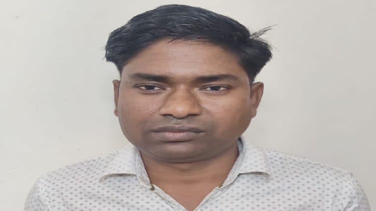 Bareilly - Bareilly News: दस हजार रुपये की रिश्वत लेते लेखपाल गिरफ्तार, हैसियत प्रमाणपत्र बनवाने के नाम पर मांगी थी रकम