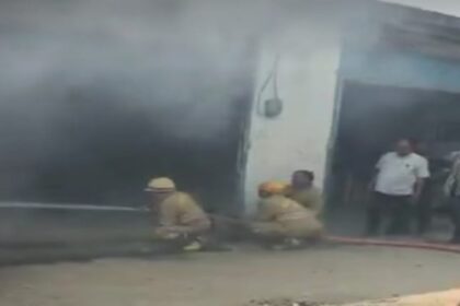 Aligarh - Aligarh News: अगरबत्ती व धूपबत्ती कारखाने में लगी आग, मची खलबली, लाखों रुपये का सामान जलकर हुआ राख
