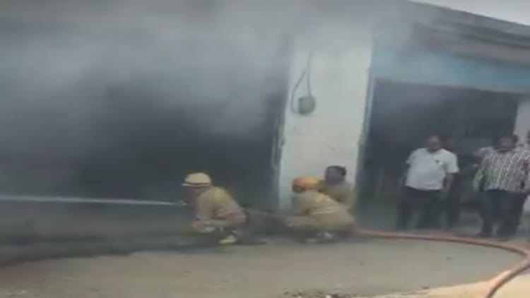 Aligarh - Aligarh News: अगरबत्ती व धूपबत्ती कारखाने में लगी आग, मची खलबली, लाखों रुपये का सामान जलकर हुआ राख