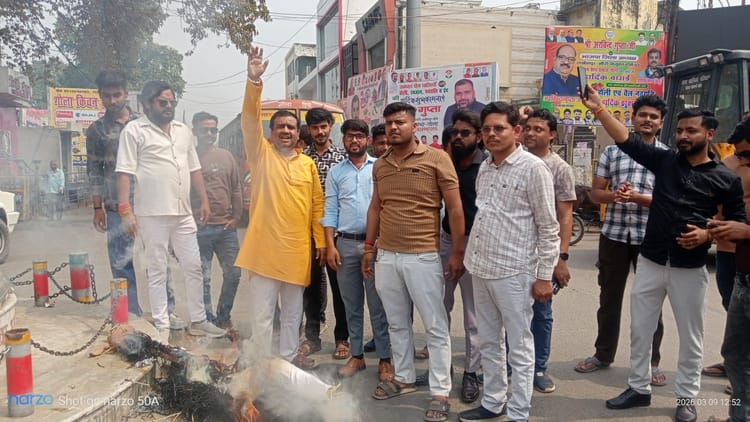 Lakhimpur - Lakhimpur Kheri News: सीएम योगी की माता पर टिप्पणी के विरोध में हिंदू युवा वाहिनी का प्रदर्शन