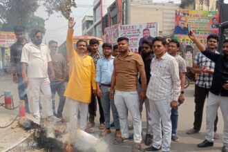 Lakhimpur - Lakhimpur Kheri News: सीएम योगी की माता पर टिप्पणी के विरोध में हिंदू युवा वाहिनी का प्रदर्शन