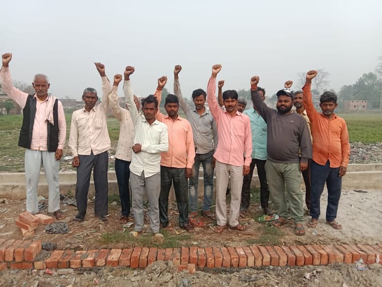 Lakhimpur - Lakhimpur Kheri News: घटिया निर्माण पर भड़के लोग, काम रुकवाकर किया प्रदर्शन