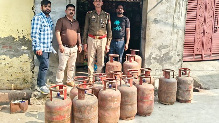 LPG: - LPG: एलपीजी संकट के बीच कालाबाजारी, बरेली में दुकान पर बेचे जा रहे थे घरेलू गैस सिलिंडर, 15 जब्त