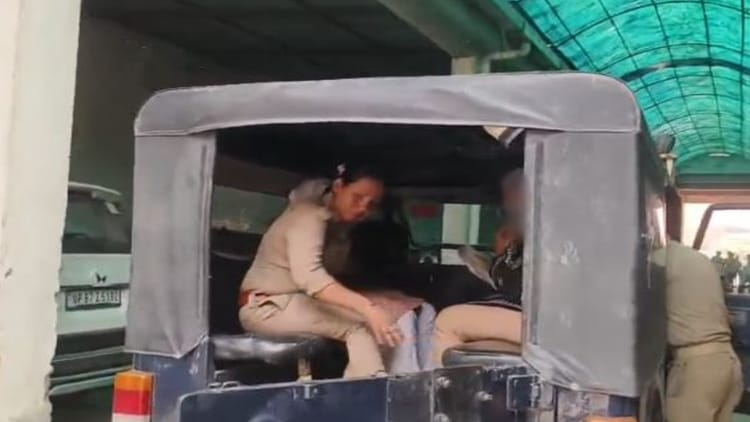 Budaun - Budaun News: परीक्षा के बाद होटल में पहुंचीं दो छात्राएं, फिर हुआ कुछ ऐसा, मच गई अफरातफरी