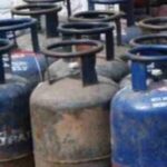 Hathras - Hathras News: व्यवसायिक सिलिंडरों की आपूर्ति ठप, कारोबारी चिंतित, पुराने स्टॉक के सहारे चलाया जा रहा काम